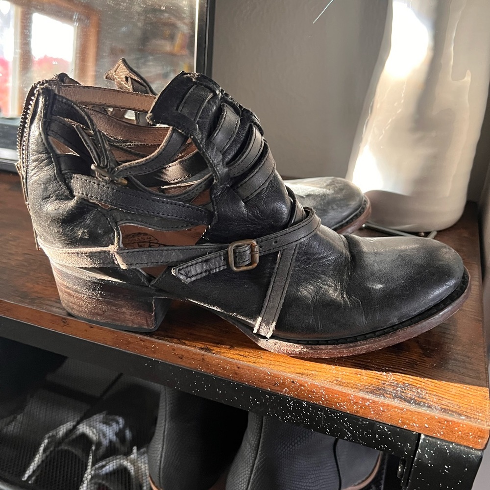 Black freebird boot. Black size 7. Needs small heel repair.